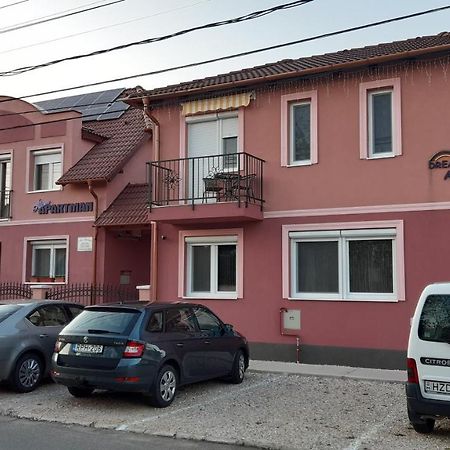 Alom Apartman Hajduszoboszlo Exterior photo